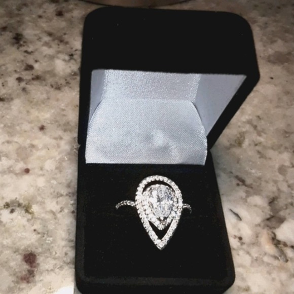 Diamond Ring s925 Silver Sz 7 Teardrop Shaped CZ Diamonds NIB - Picture 2 of 4